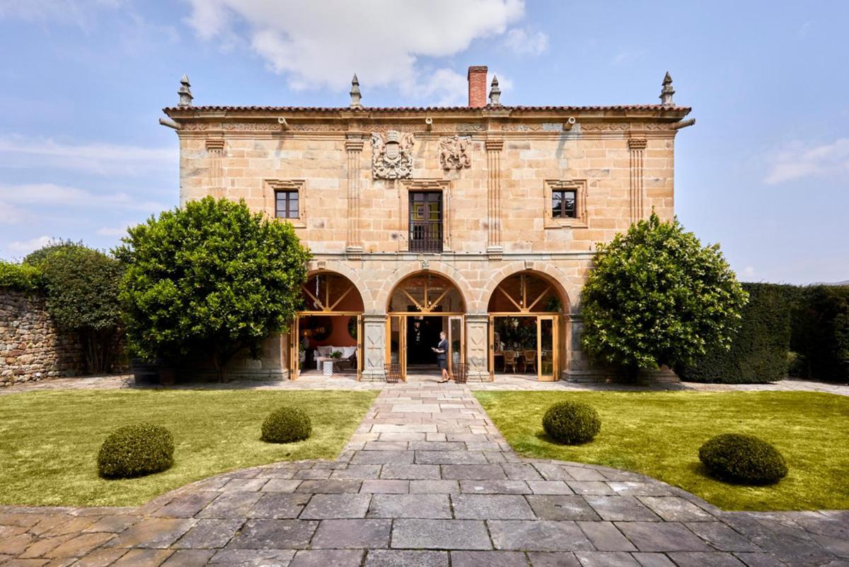Helguera Palacio Boutique & Antique Vargas エクステリア 写真